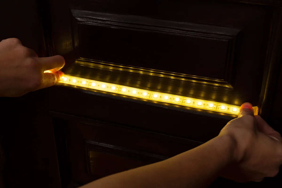 Oświetlenie taśmowe LED – jak projektować i instalować taśmy LED w domu